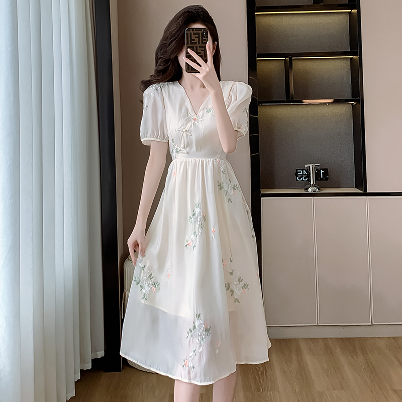 New Chinese Style Embroidered Short Sleeve V Neck Dress - Image 2