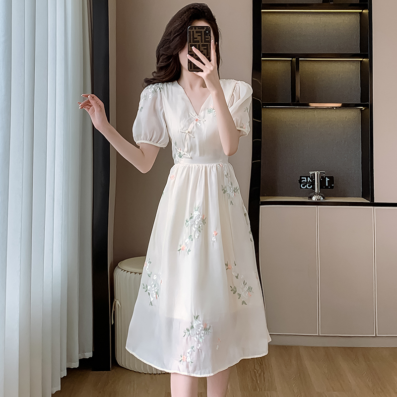 New Chinese Style Embroidered Short Sleeve V Neck Dress - Image 3