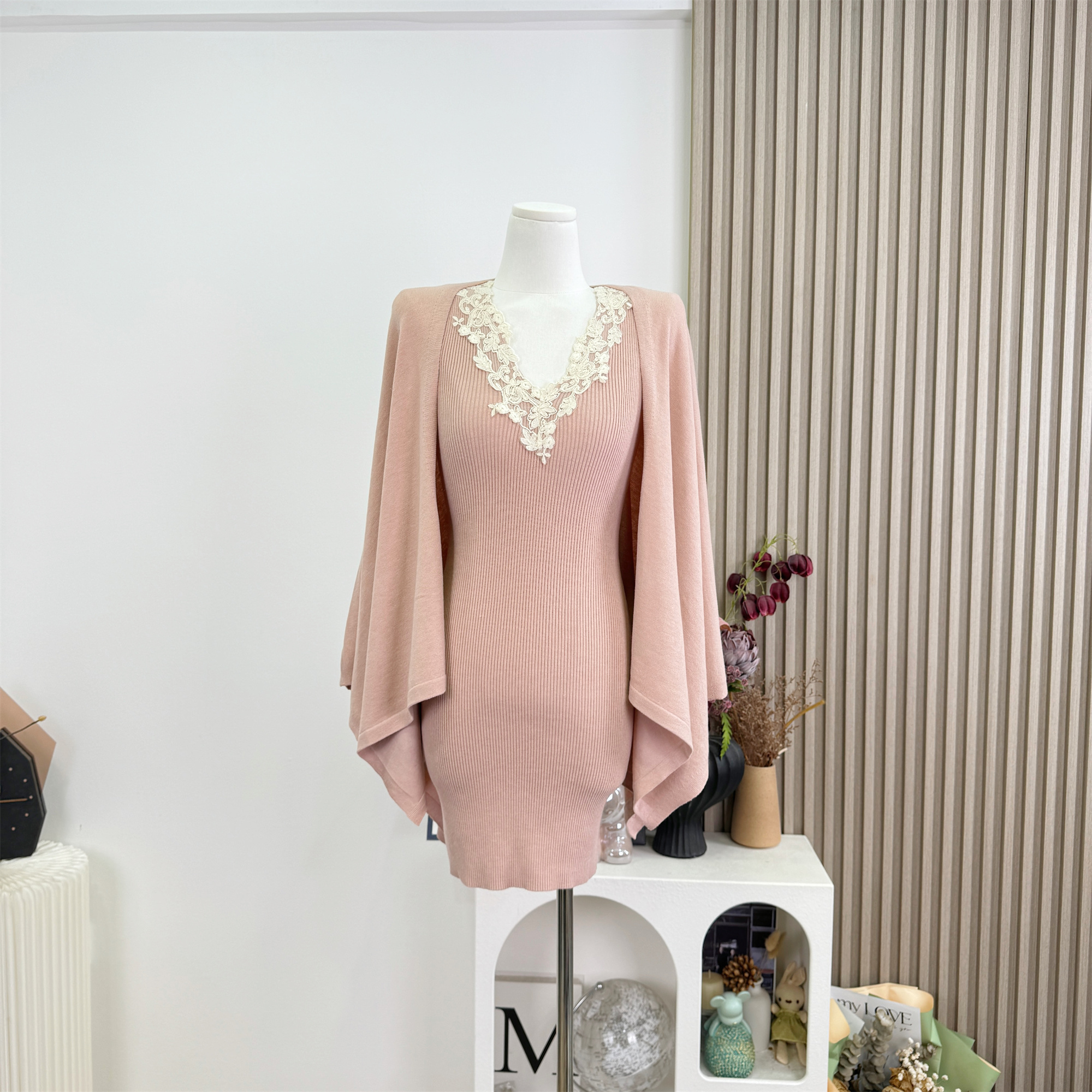 Hotdog Spicy Love Letter Two-Color Lace V-Neck Dress Elegant Knit Set for Women - Image 2