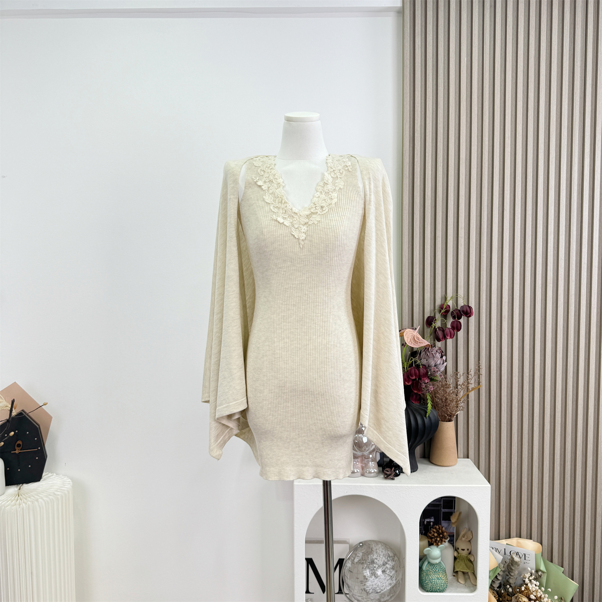 Hotdog Spicy Love Letter Two-Color Lace V-Neck Dress Elegant Knit Set for Women - Image 4